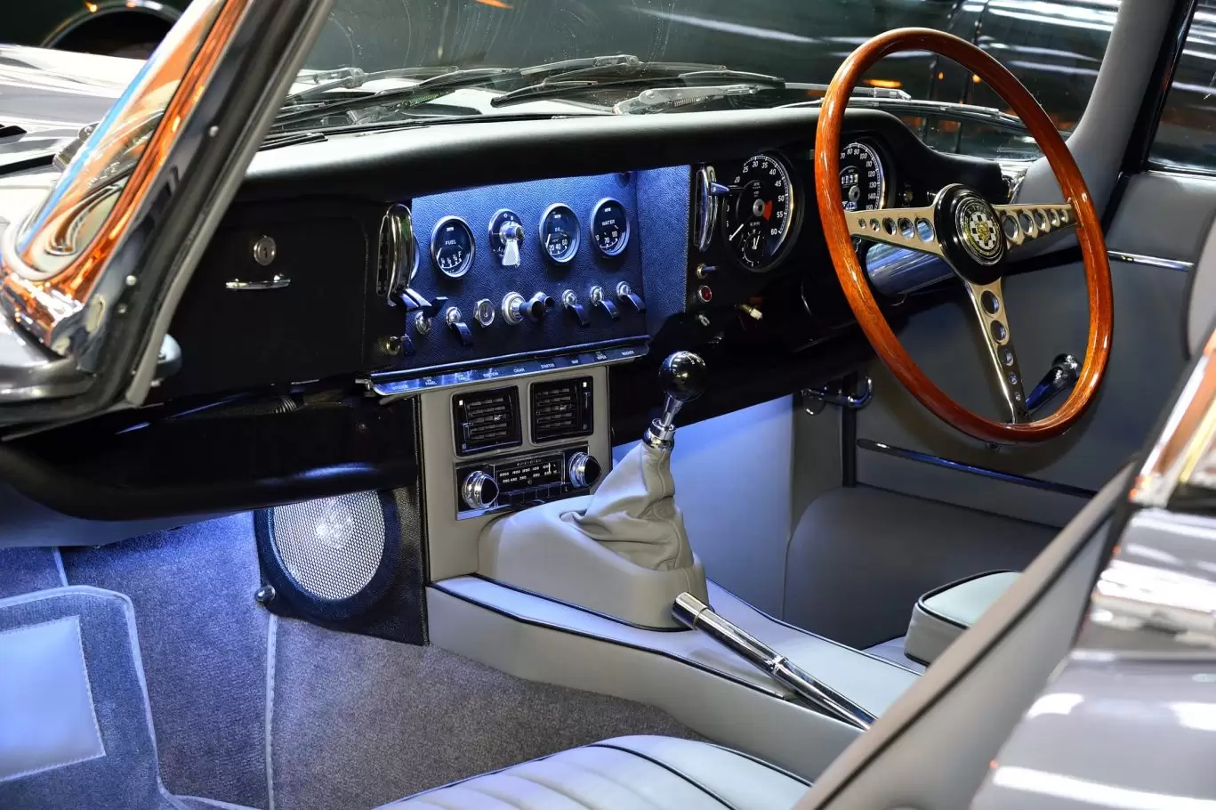 Interior and dashboard with LED interior lighting system of Jaguar E Type S1½ 2+2 1967