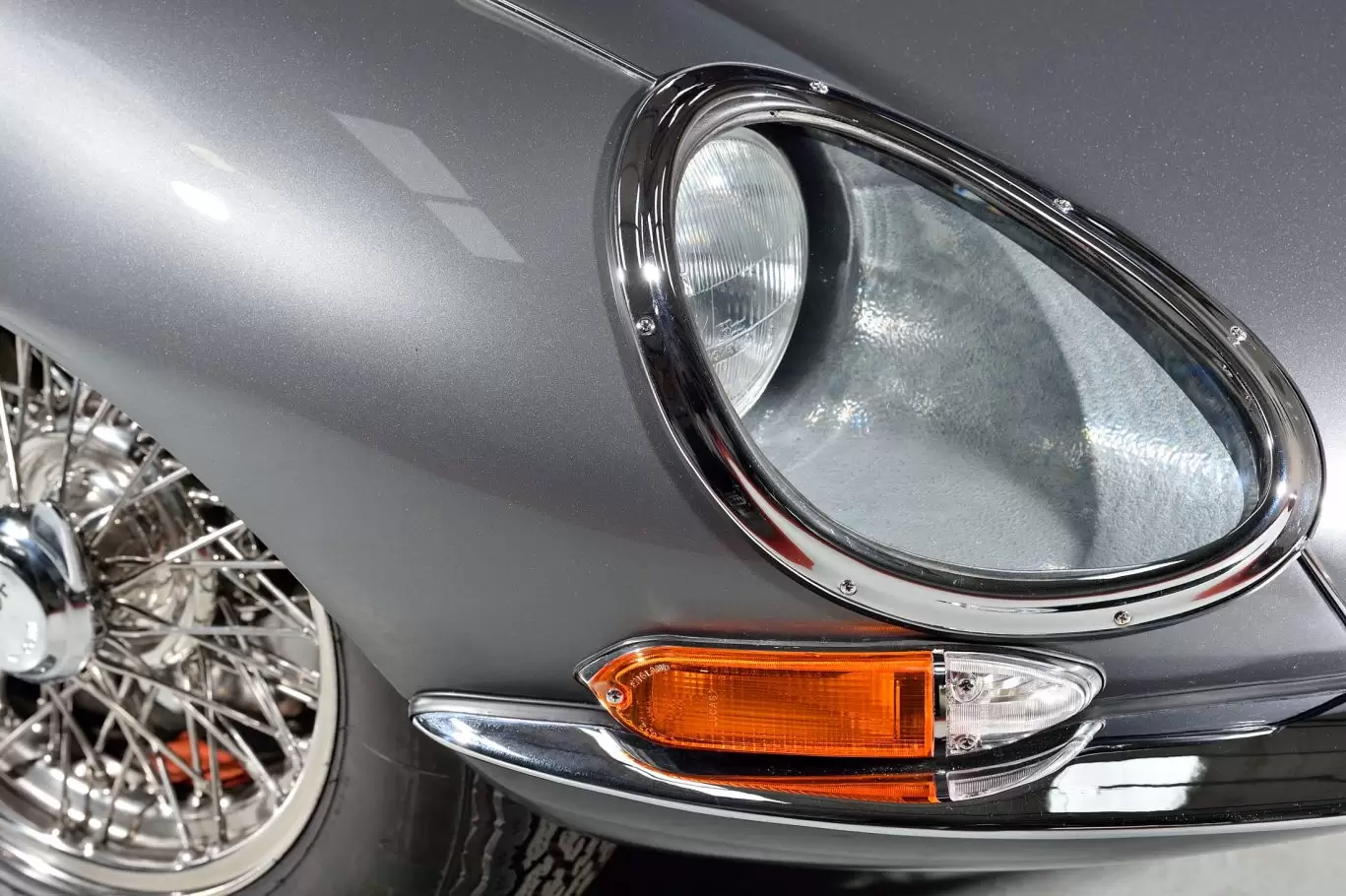 Front headlight of Jaguar E Type S1½ 2+2 1967