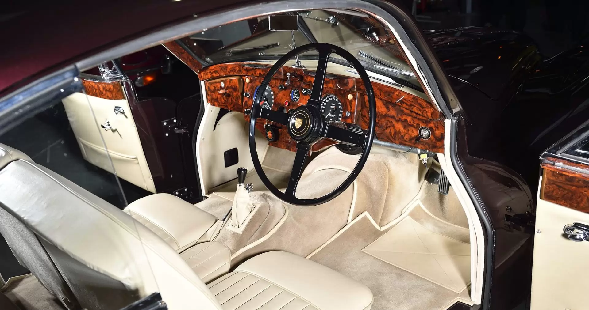 Cream interior, seats and dashboard of Jaguar XK